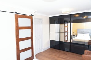 Room - Right Choice by 3 Crowns Luxurious Holiday Home with living rooms with games (Dundee)