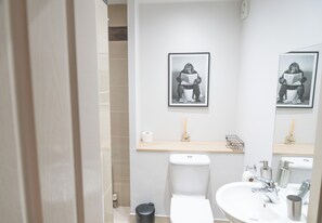 Bathroom - Right Choice by 3 Crowns Luxurious Holiday Home with living rooms with games (Dundee)