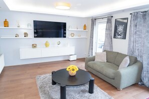 Living area - Right Choice by 3 Crowns Luxurious Holiday Home with living rooms with games (Dundee)