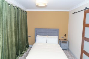 Room - Right Choice by 3 Crowns Luxurious Holiday Home with living rooms with games (Dundee)