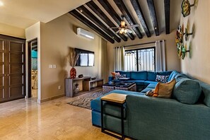 Ein Wohnzimmer mit Sofa, Couchtisch und Dekoration.