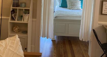 LVI Suite 15 - Studio Apartment in the Heart of Lakeside