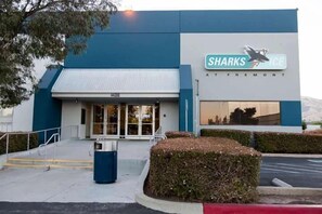 Un edificio con un cartel que dice 'SHARKS ICE AT FREMONT' y una entrada visible.