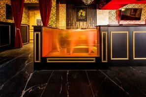 Interior - Immersive cabaret suite with XXL private spa (Ettendorf)
