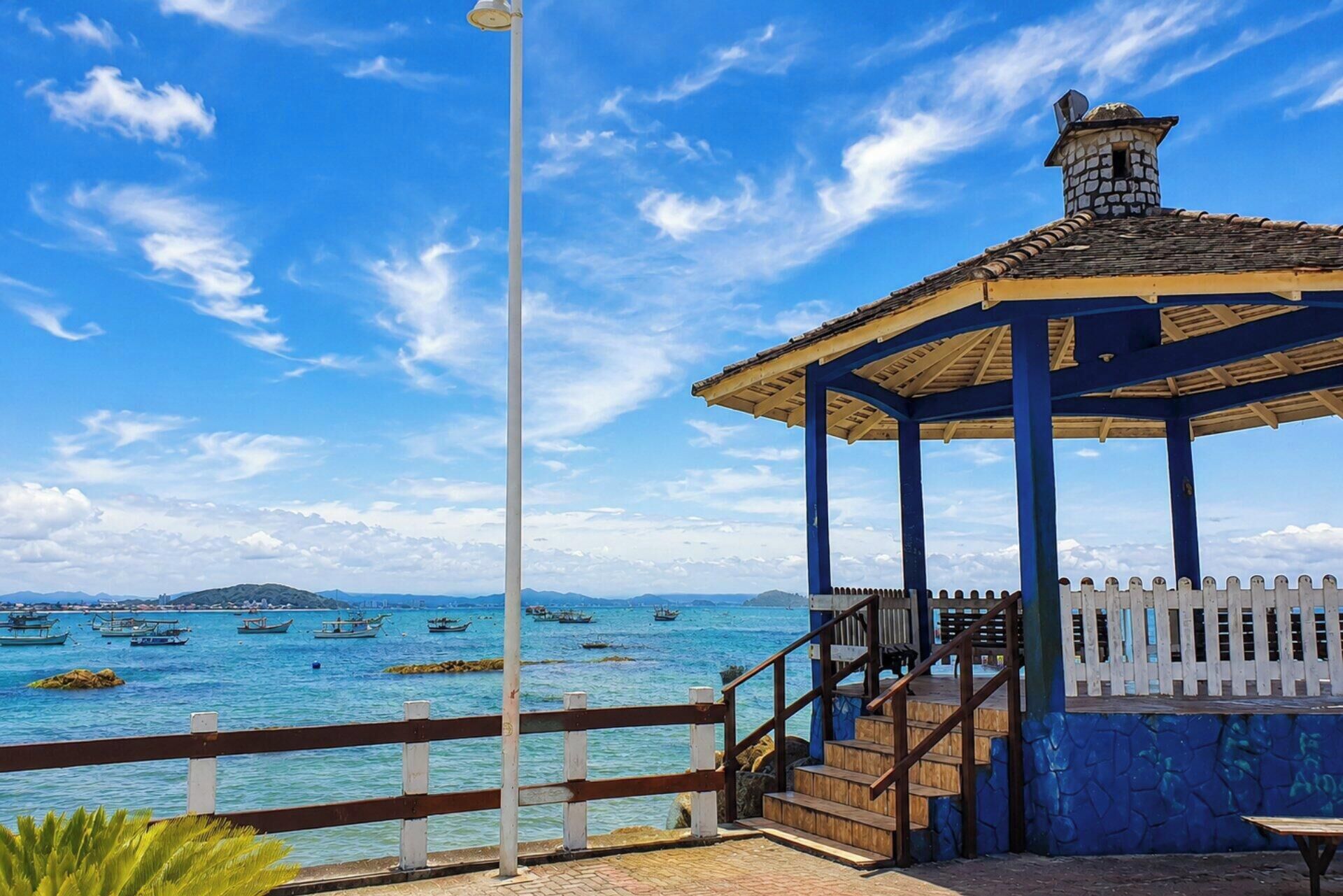Ein Pavillon mit Blick auf Boote auf dem Wasser.