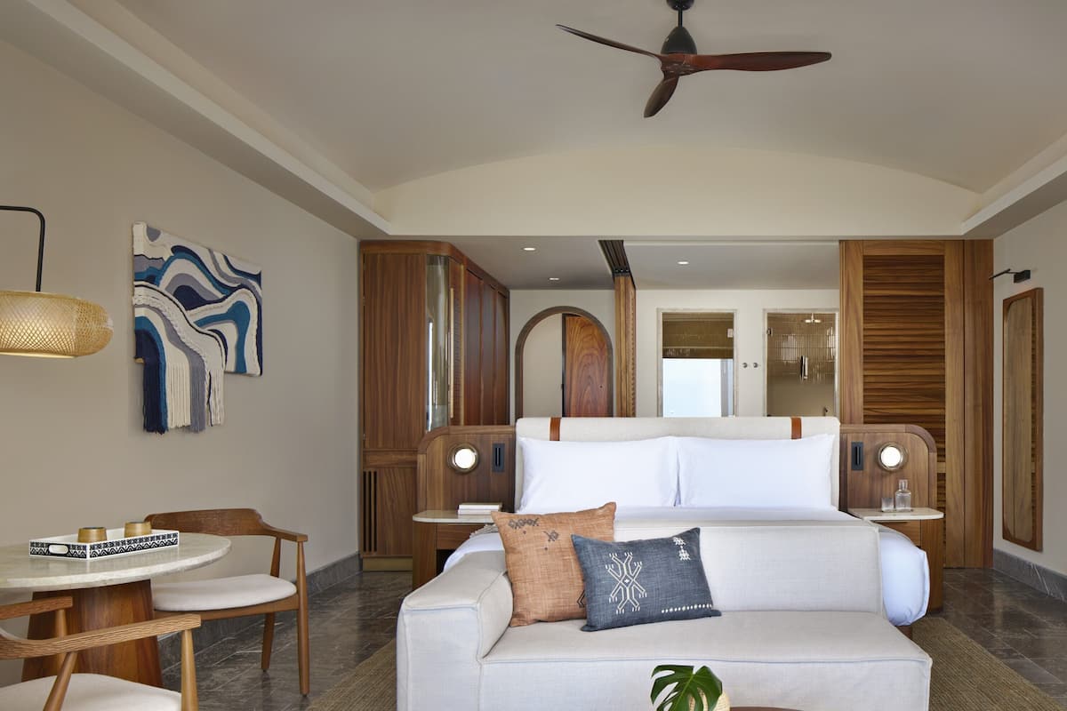 Ropa de cama de alta calidad y minibar con artículos gratuitos 