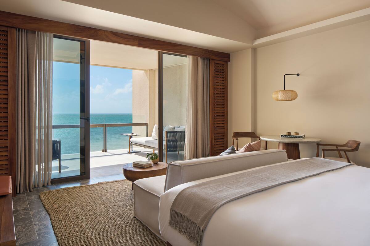 Ropa de cama de alta calidad y minibar con artículos gratuitos 