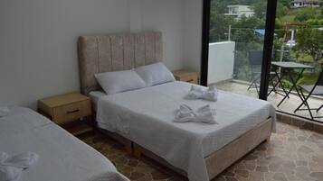 Deluxe-Dreibettzimmer, Balkon, Gartenblick