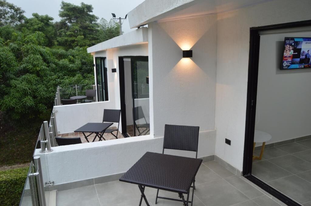 Habitación triple Deluxe, balcón, vista al jardín | Terraza o patio