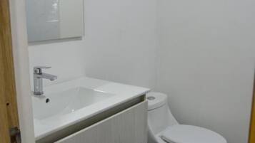 Chambre Triple Deluxe, balcon, vue jardin | Salle de bain
