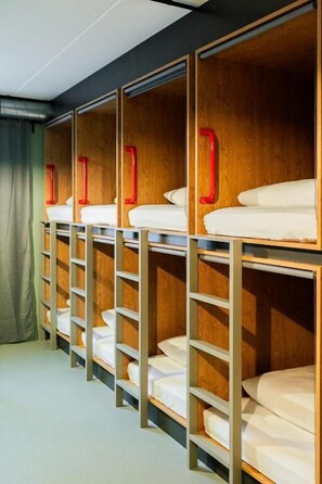 Economy-Loft, Gemischter Schlafsaal, Stadtblick | Schreibtisch, schallisolierte Zimmer, kostenloses WLAN, Bettwäsche