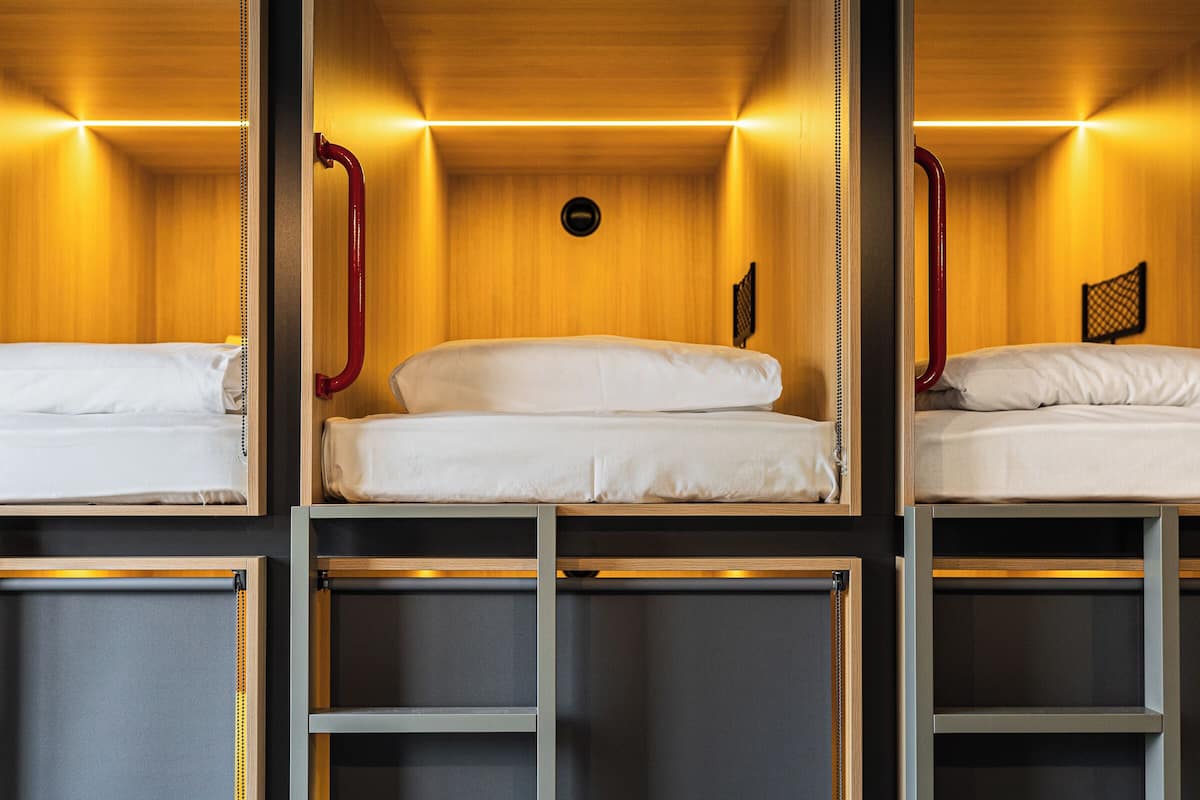 Loft, dormitorio mixto, vista a la ciudad | Insonorización, wifi gratis y ropa de cama