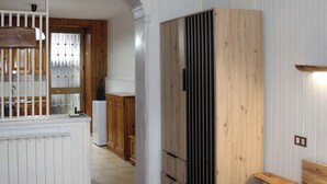Eine Küche mit Holzausstattung, einer weißen Arbeitsplatte und einem eingebauten Backofen.