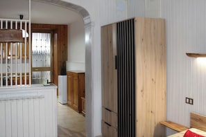 Eine Küche mit Holzausstattung, einer weißen Arbeitsplatte und einem eingebauten Backofen.