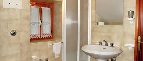 Dusche, Haartrockner, Bidet, Handtücher