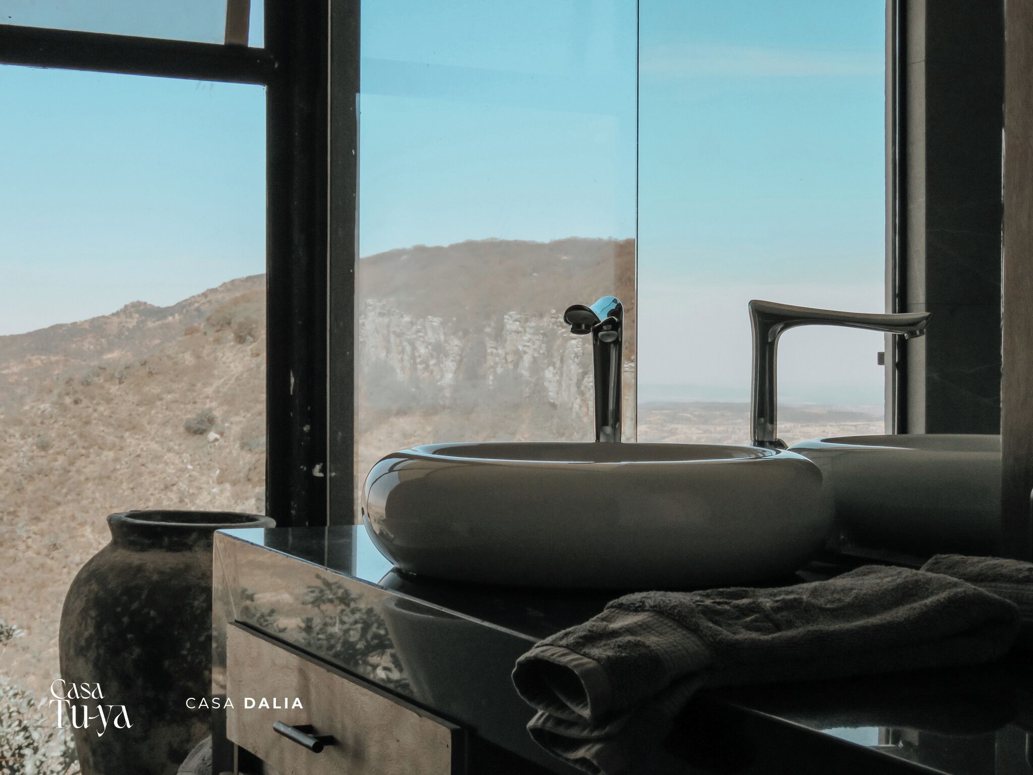 Deluxe House, Mountain View | Bathroom | Towels, soap, shampoo, toilet paper
