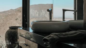 Deluxe House, Mountain View | Bathroom | Towels, soap, shampoo, toilet paper