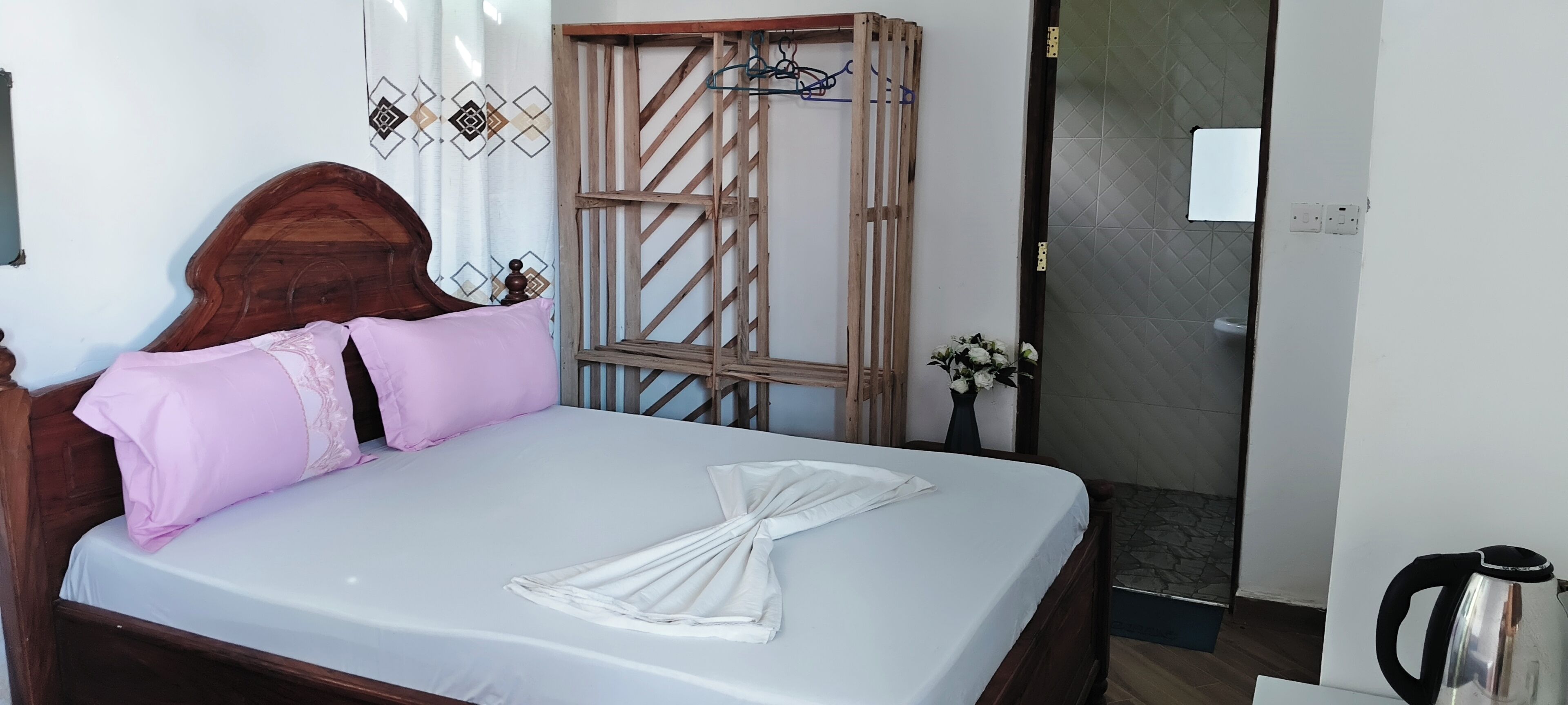 Classic-Dreibettzimmer, Poolblick | Laptopgeeigneter Arbeitsplatz, kostenloses WLAN