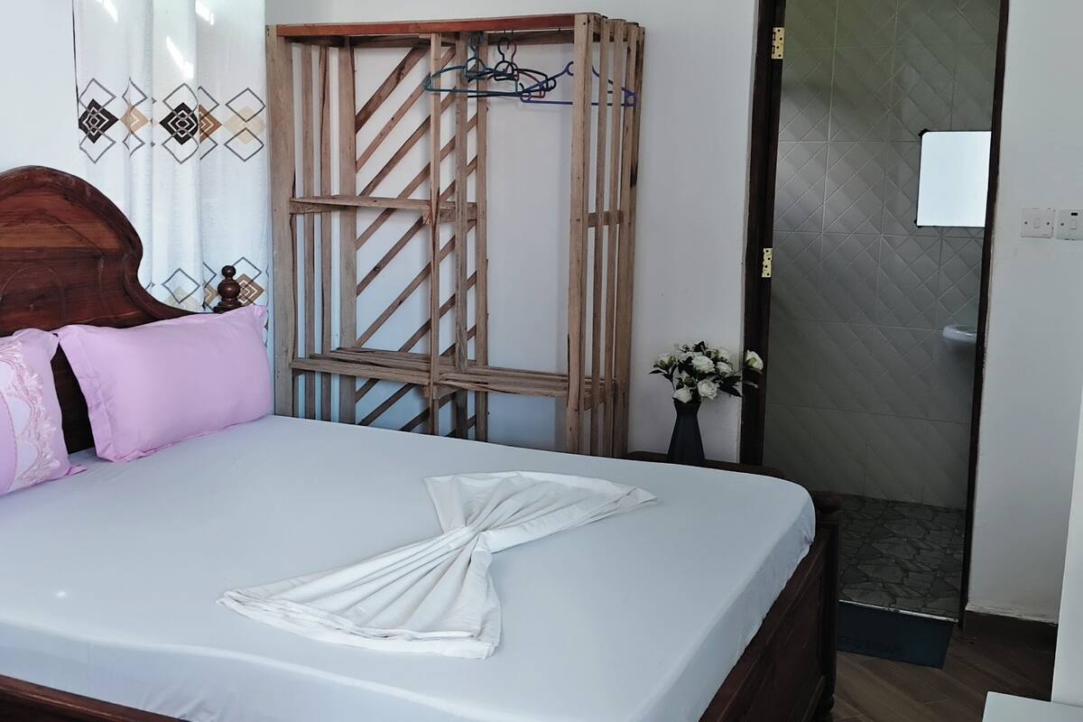 Chambre Triple Classique, vue piscine | Espace de travail pour ordinateur portable, Wi-Fi gratuit