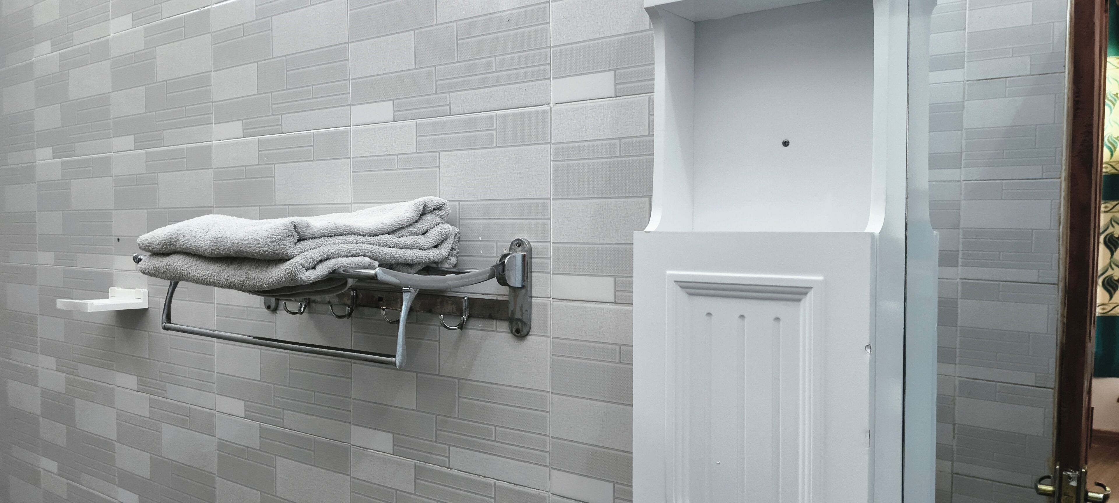 Klassieke studio, uitzicht op tuin | Badkamer | Een douche, handdoeken, toiletpapier