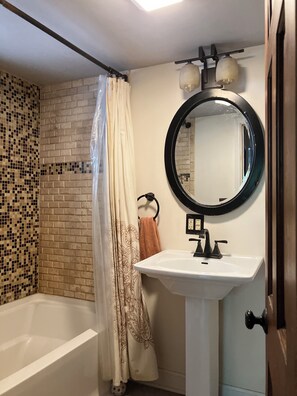 Hair dryer, towels, soap, toilet paper - 4-bedroom in fantastic Little Falls with heated pool & fitness-near Cooperstown (Little Falls)