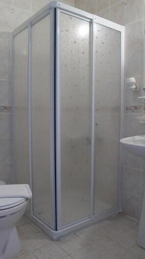 Shower, pengering rambut, handuk, dan sabun