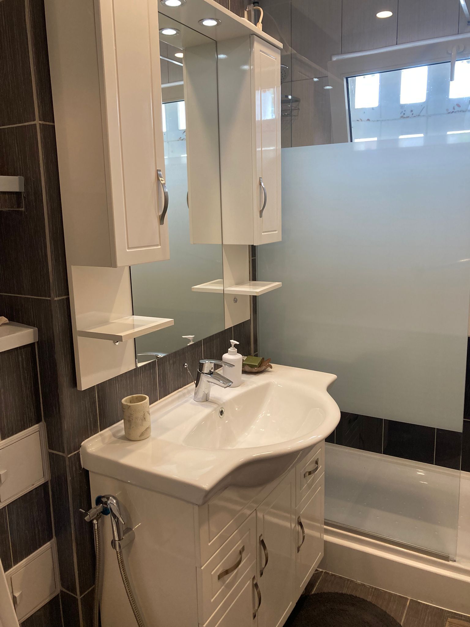 Een douche, een haardroger, een bidet, handdoeken