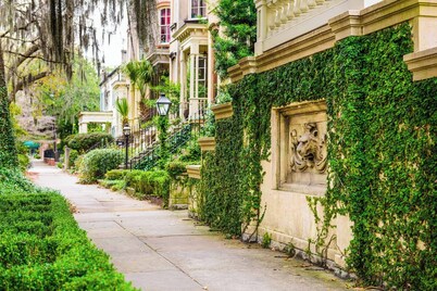 Charming 4BR Townhouse w/ Porches In Historic District • Walk to Forsyth Park