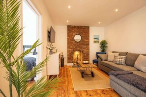 TV - Modern apartment in the heart of St Dogmaels (Saint Dogmaels)