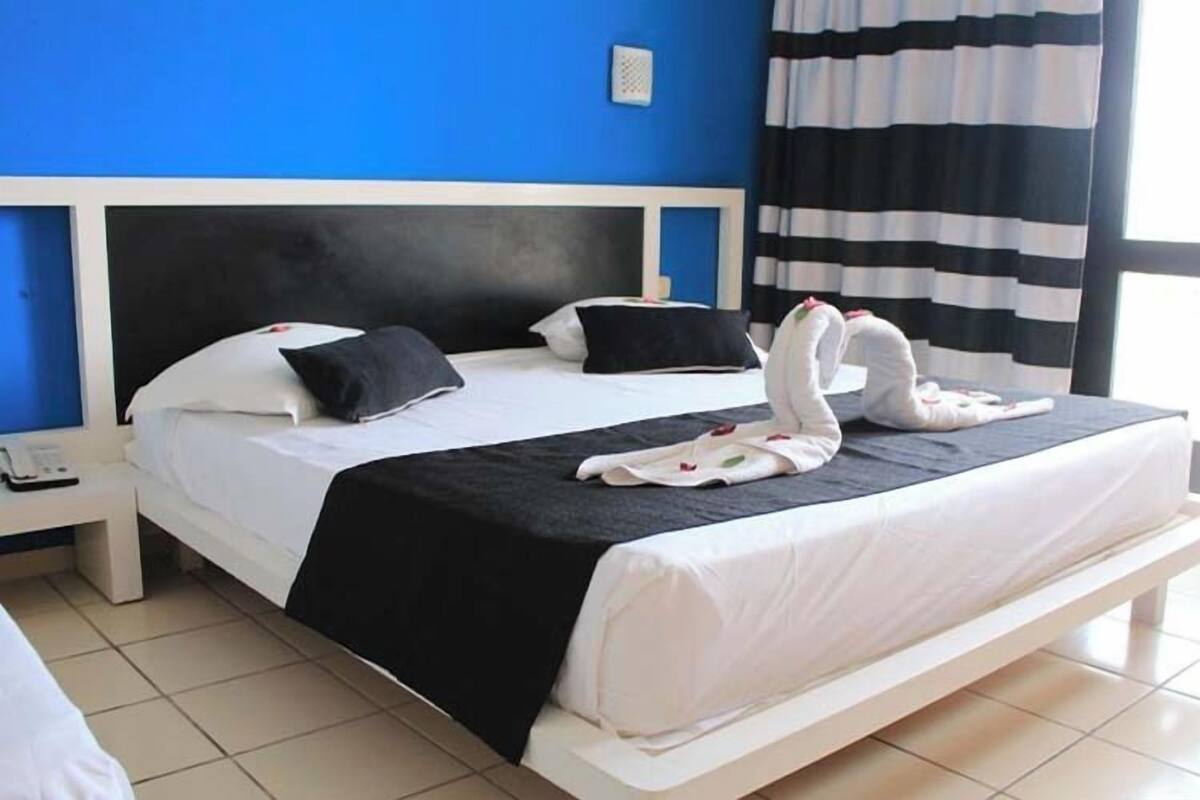 Standard Room | Bathroom | Combined shower/bathtub, free toiletries, hair dryer, towels