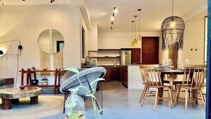 Ein modernes Interieur mit Essbereich, Küche und Blick durch ein Fenster.