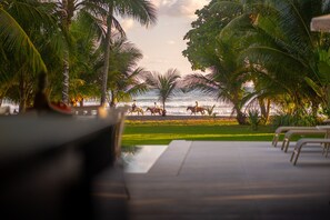 4 bedrooms - Villa Assinie Beachfront Home With Direct Ocean Access (Parrita)