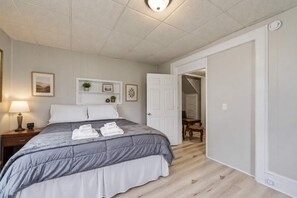 Desk, iron/ironing board, travel cot, WiFi - The Grandstands Apt 1 - All Star Baseball Rentals (Oneonta)