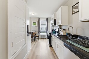 Frigorifero, microonde, forno, piano cottura