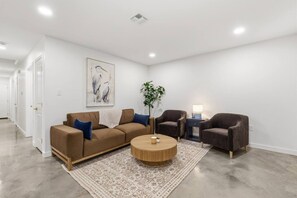 TV - Decatur Inn•3 KINGS•Lux Amenities•Fast Wi-Fi (Lafayette)