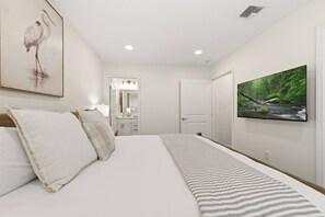 Iron/ironing board, WiFi, bed sheets - Claiborne Inn•2 KINGS•Cajun Luxury•Fast Wi-Fi•Cozy (Lafayette)