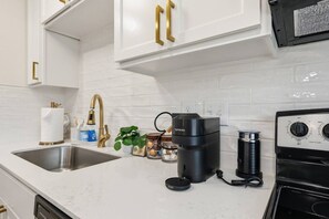 Fridge, microwave, oven, stovetop - Claiborne Inn•2 KINGS•Cajun Luxury•Fast Wi-Fi•Cozy (Lafayette)