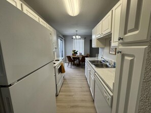 Fridge, microwave, oven, stovetop - Nana`s Nook on Aquarena (San Marcos)