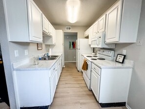 Fridge, microwave, oven, stovetop - The Springs Modern: Stylish 2BR Near TX State (San Marcos)