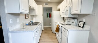 The Springs Modern: Stylish 2BR Near TX State