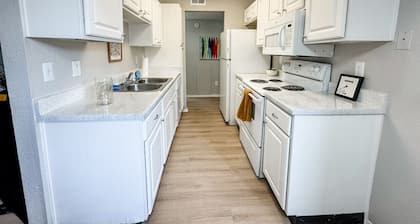 The Springs Modern: Stylish 2BR Near TX State