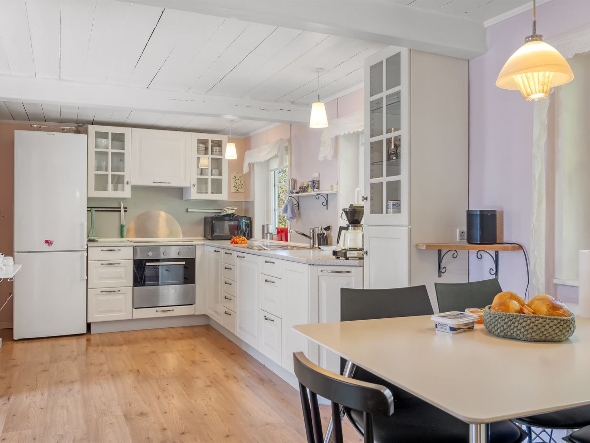 Kühlschrank, Mikrowelle, Geschirrspüler, Kochgeschirr/Geschirr/Besteck