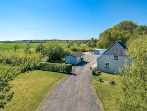 A rural property with a gravel driveway leading to a main house and a smaller shed. - "Aslag" - 3.5km from the sea by Interhome (Læsø)