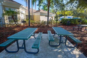 Outdoor dining - Ground-floor 3-bedroom condo at gated Windsor Palms, 5 miles to Disney (Kissimmee)