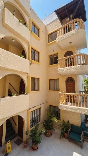 Casa familiare, vista cortile | Esterni
