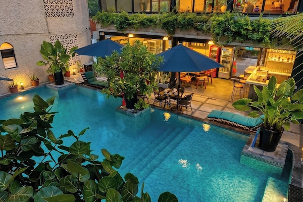 2 outdoor pools