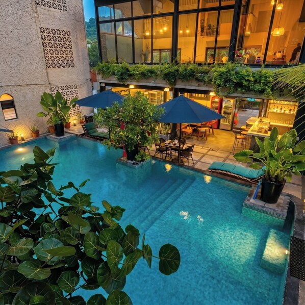 2 outdoor pools