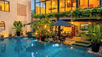 2 outdoor pools