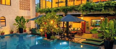 2 outdoor pools