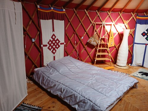 Yurt and eco-friendly rooms in the heart of nature, very quiet, vegetarian meals available